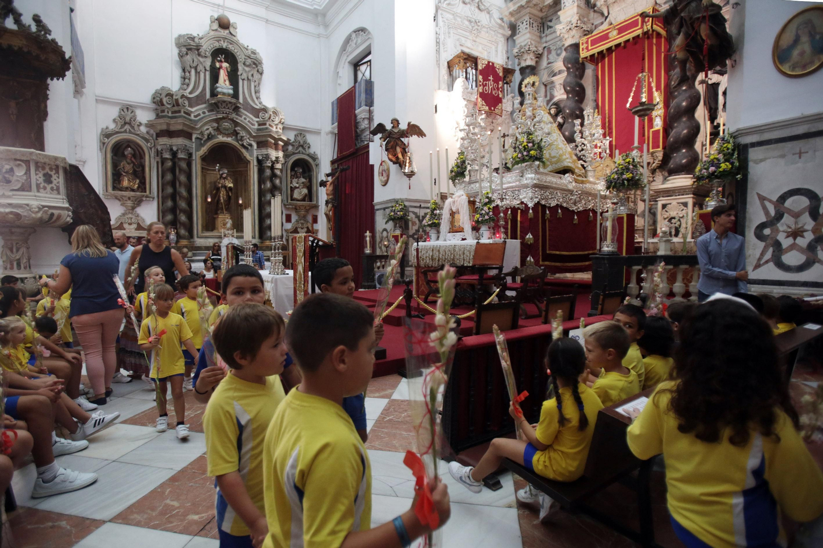 Los niños llevan sus nardos a la Patrona Los niños llevan sus nardos a la Patrona