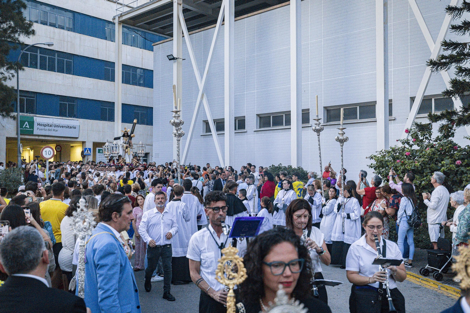 Las imágenes de la histórica visita del Nazareno de Santa María al hospital Puerta del Mar de Cádiz