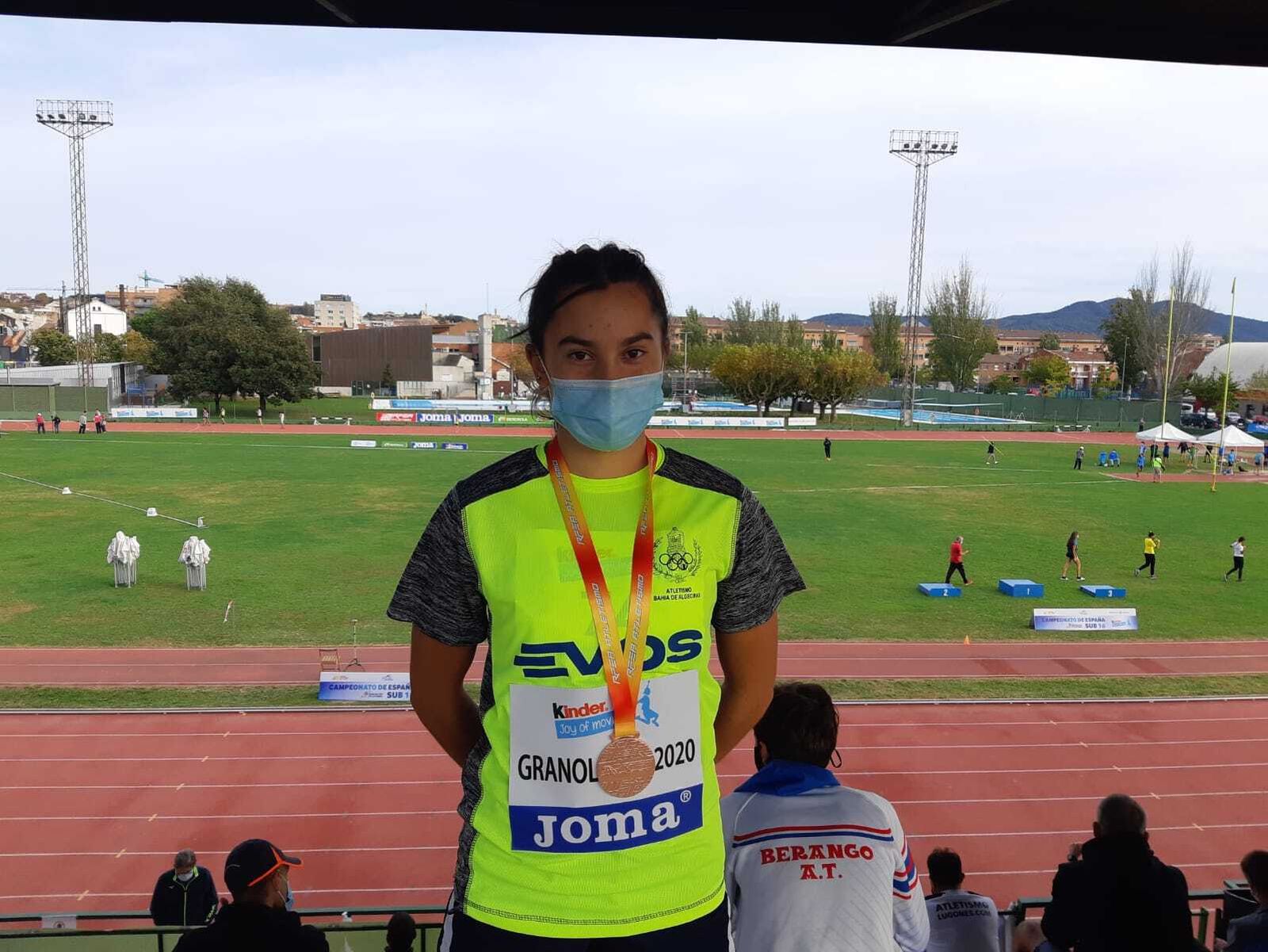 Lucía Gamaza, del Bahía de Algeciras, con su medalla de bronce en Granollers.