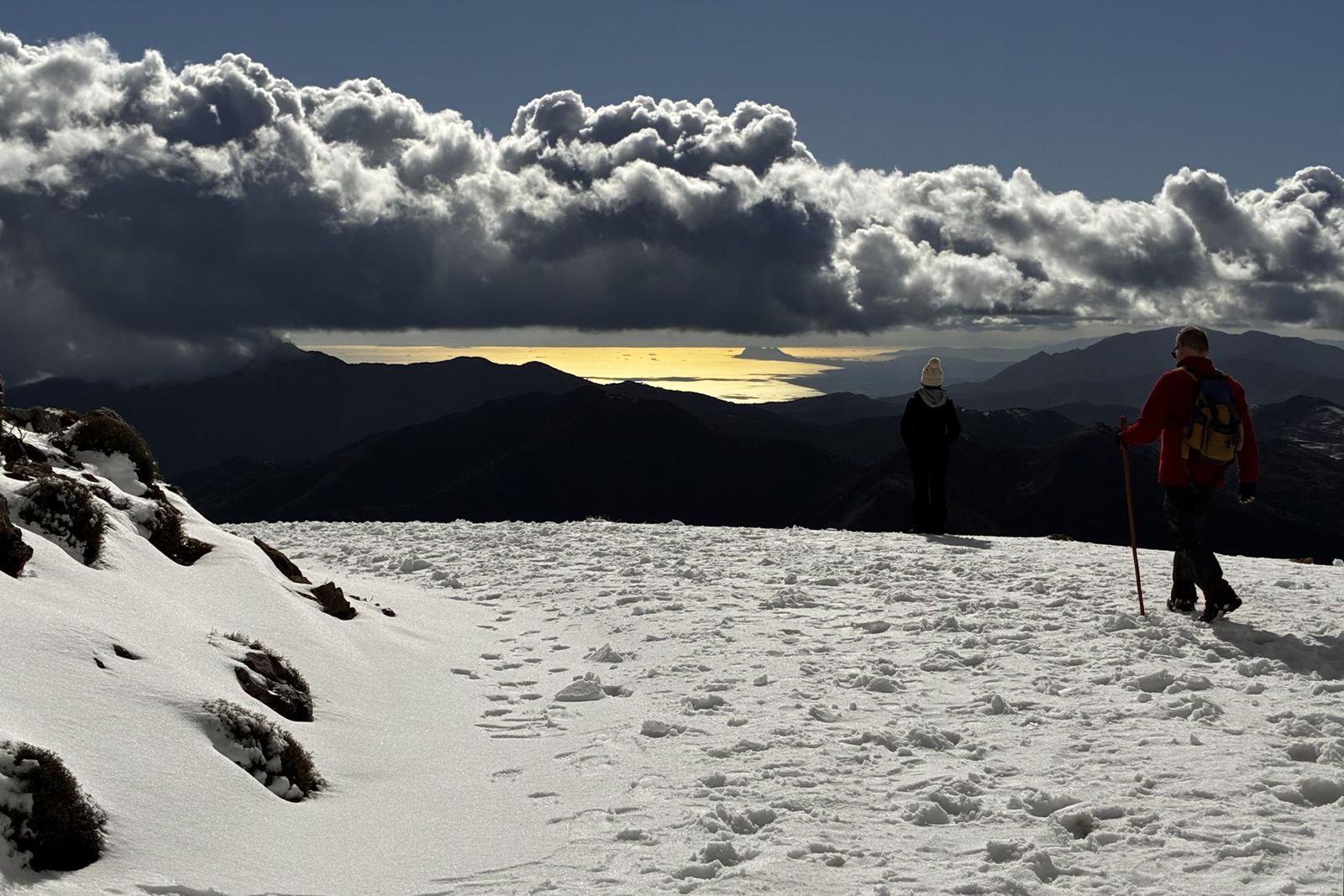Vistas del litoral desde el camino al Puerto de los Pilones.