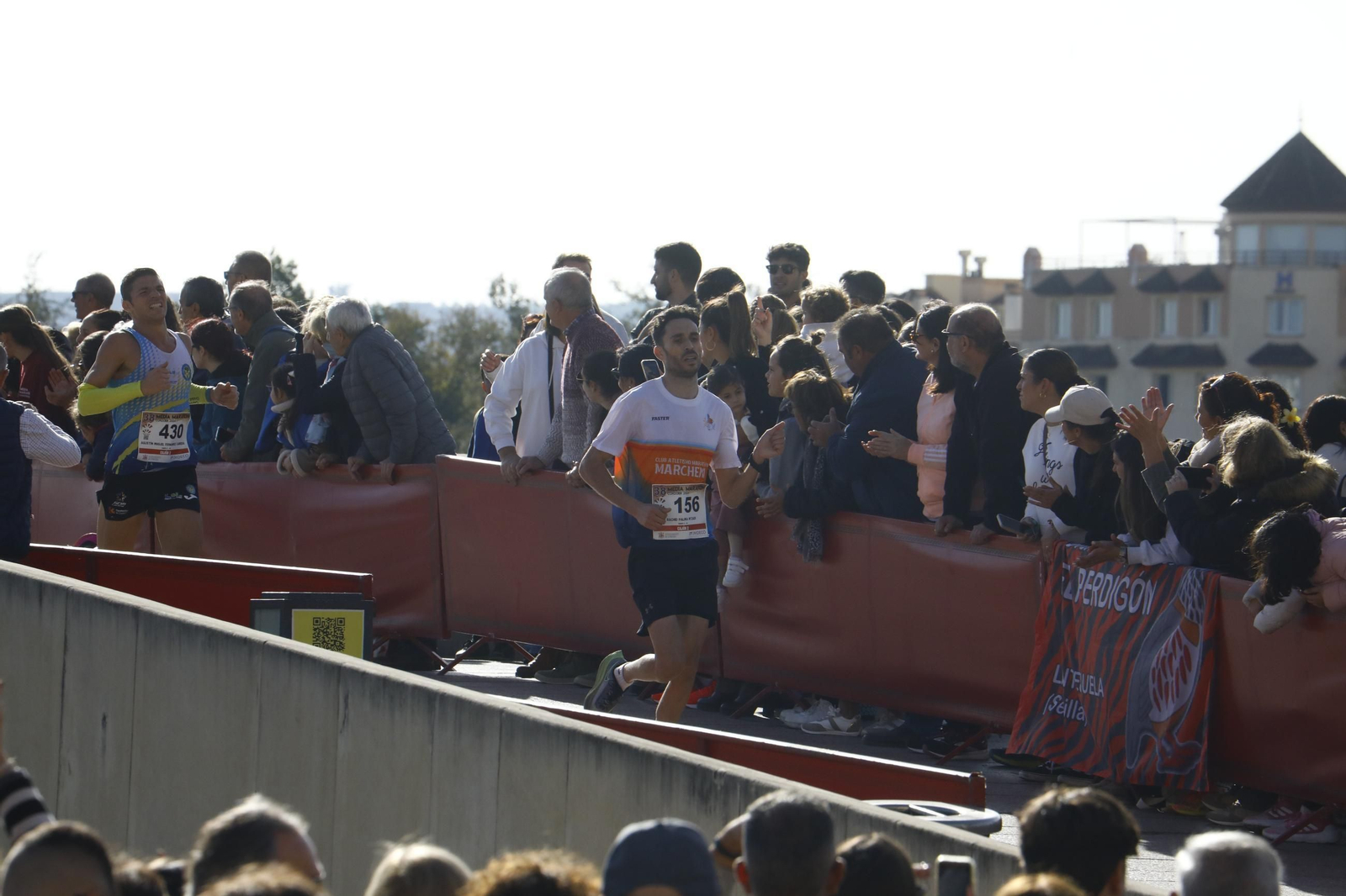 La gloria de cruzar la Puerta del Puente: las fotos de la línea de meta de la Media Maratón de Córdoba 2024