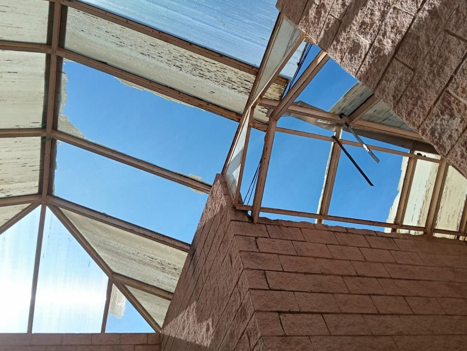 Una imagen de la montera del edificio,  donde faltan numerosos cristales.