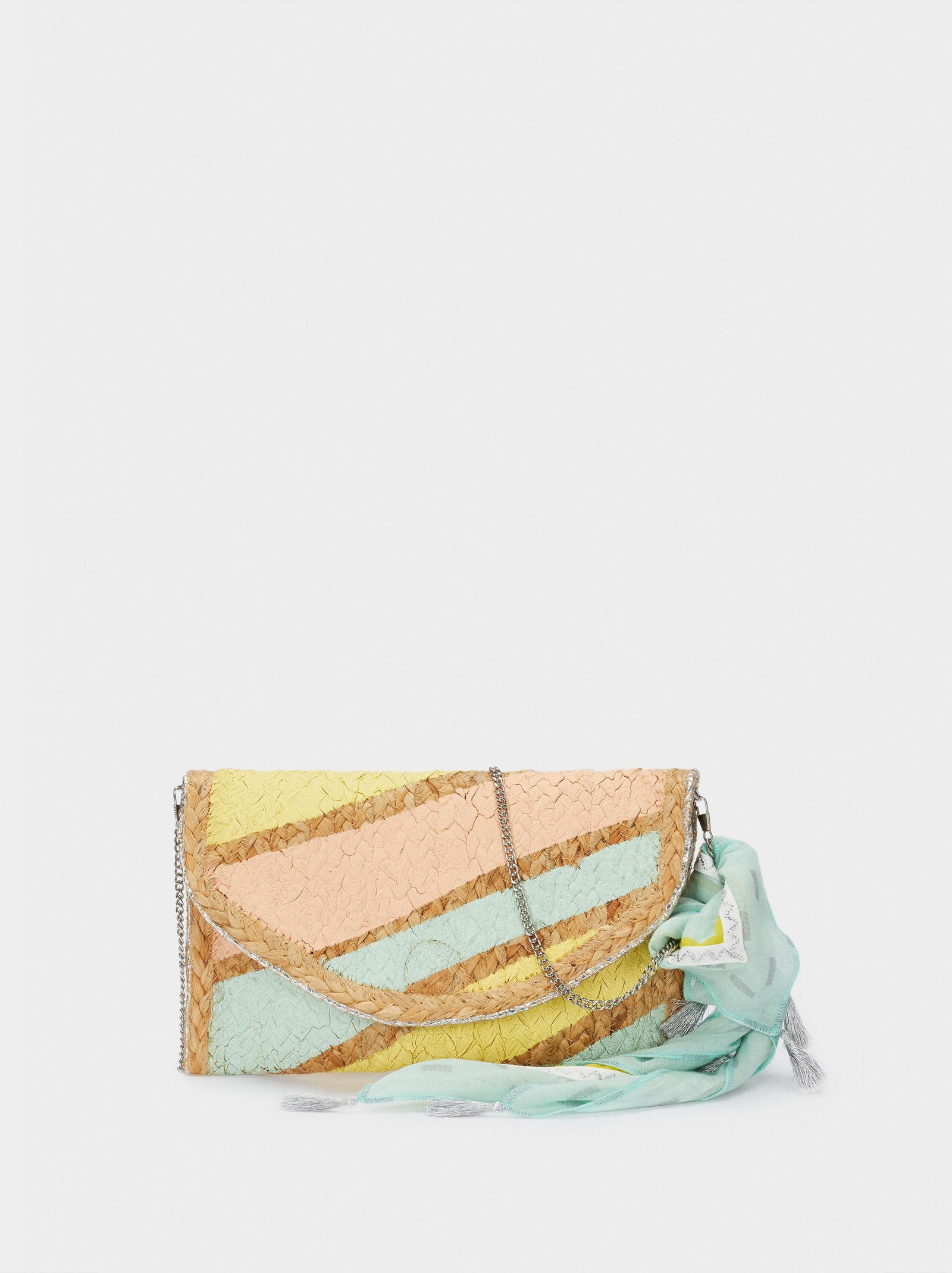 El bolso de rafia de Parfois con pañuelo de regalo.