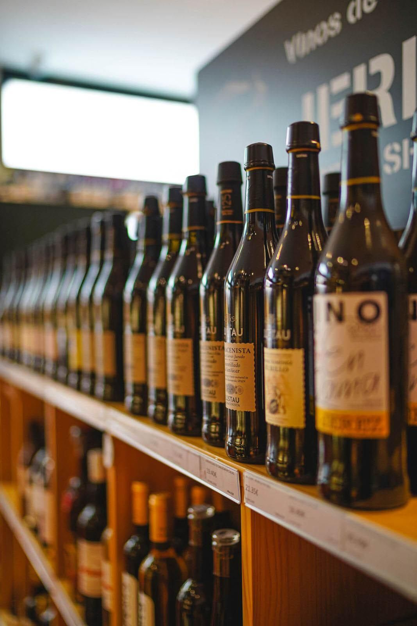 Una de las baldas de vinos que se exponen en la tienda