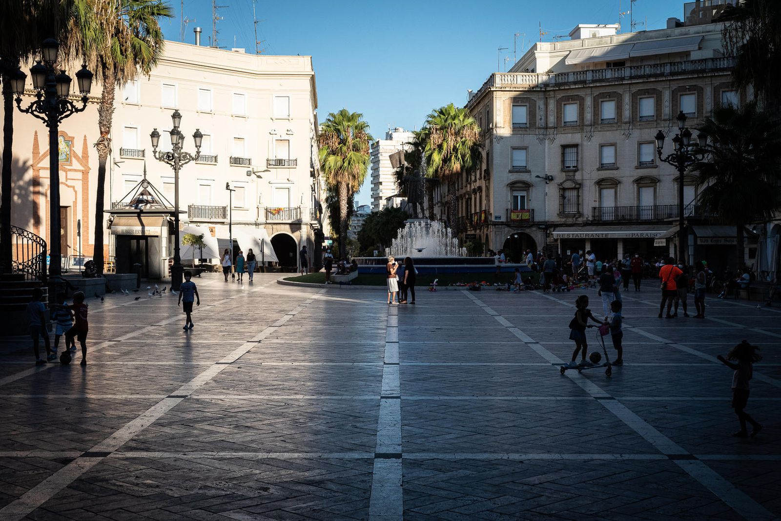 Imagen de la Plaza de las Monjas de la capital onubense durante la jornada de ayer.