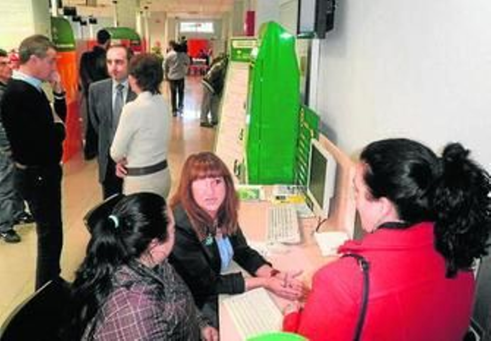 La delegada de Empleo, Marina Martín, ayer en la oficina del Zaidín.