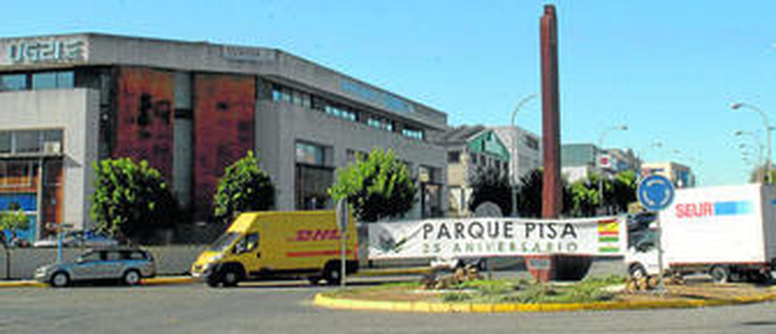 El monolito, en el centro del parque empresarial, en el que se ha colocado una pancarta conmemorativa de los 25 años del espacio productivo.