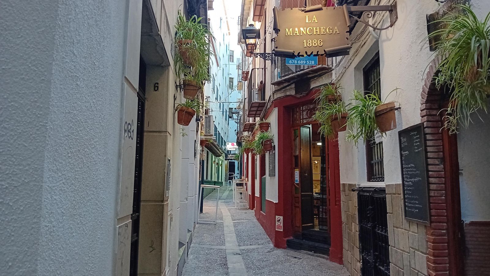 La estrecha calle Arco del Consuelo y su océano de tascas.