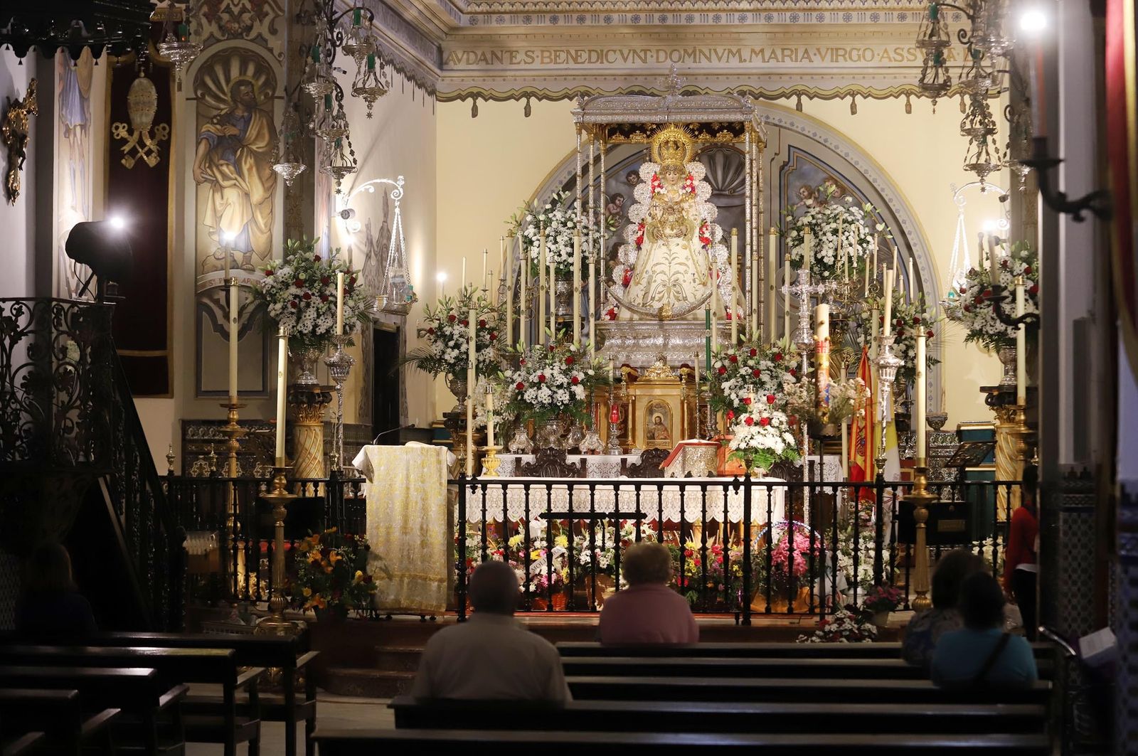 Imágenes de la Virgen del Rocío y sus nuevas andas