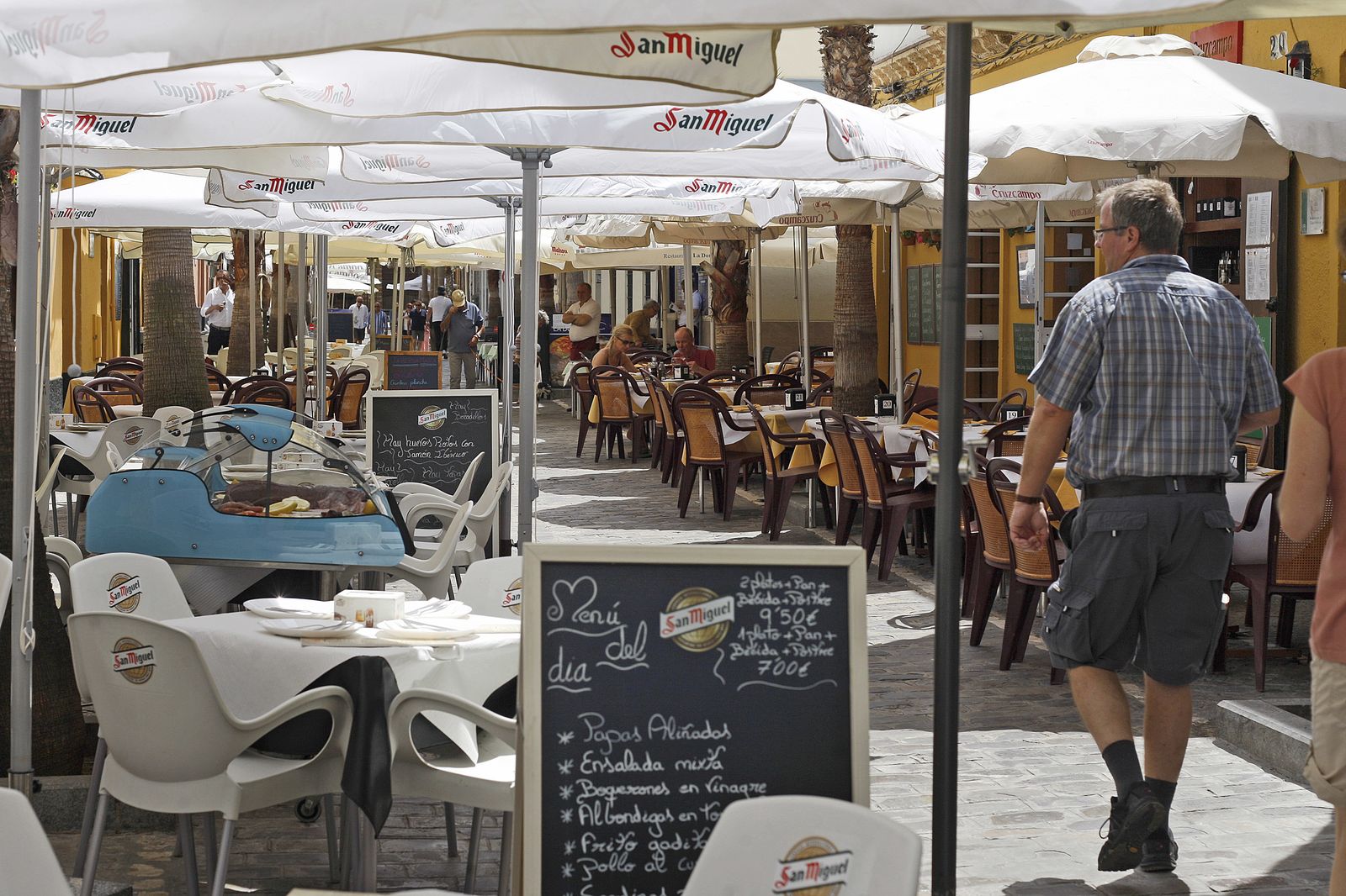 Numerosas terrazas pueblan la calle Virgen de la Palma en el barrio de La Viña.