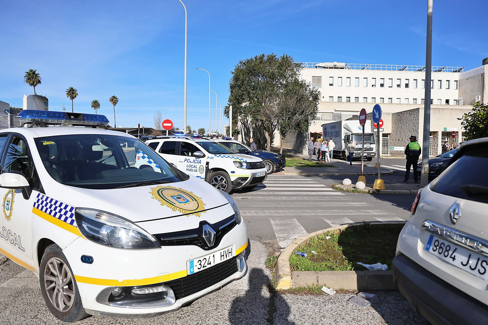 Imágenes del incendio de un vehículo en el Hospital Juan Ramón Jiménez