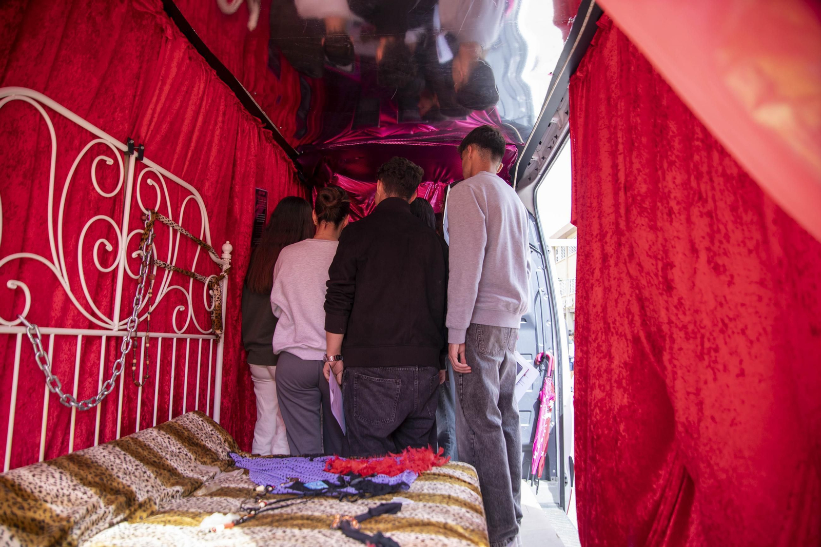 Sensibilización sobre la trata de mujeres en el IES Maestro Padilla de Almería, en imágenes