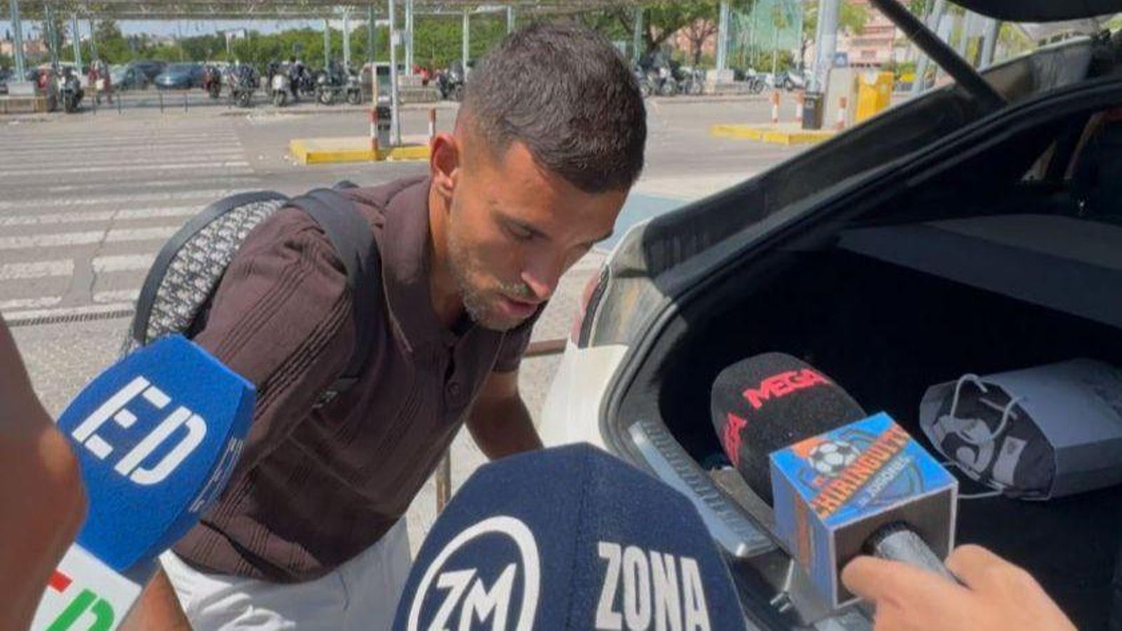 Ceballos en la salida de la estación de Santa Justa