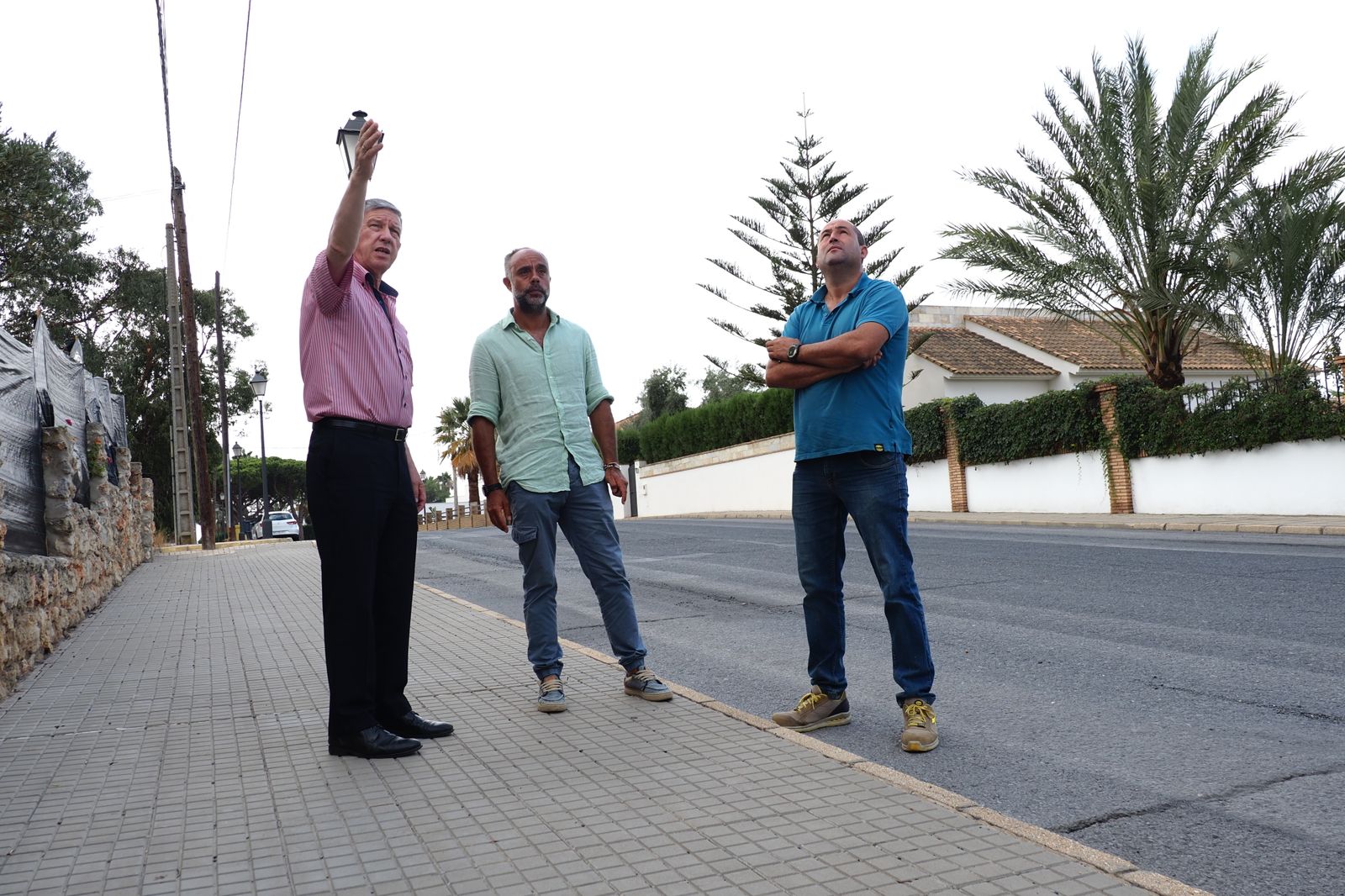 El alcalde de la localidad, Carmelo Romero, visita los trabajos de instalación de fibra óptica en La Rábida.