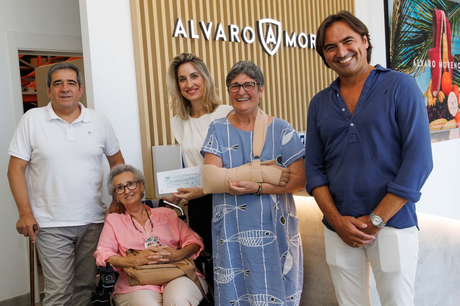 Álvaro Moreno entrega la donación solidaria a ELA Andalucía.
