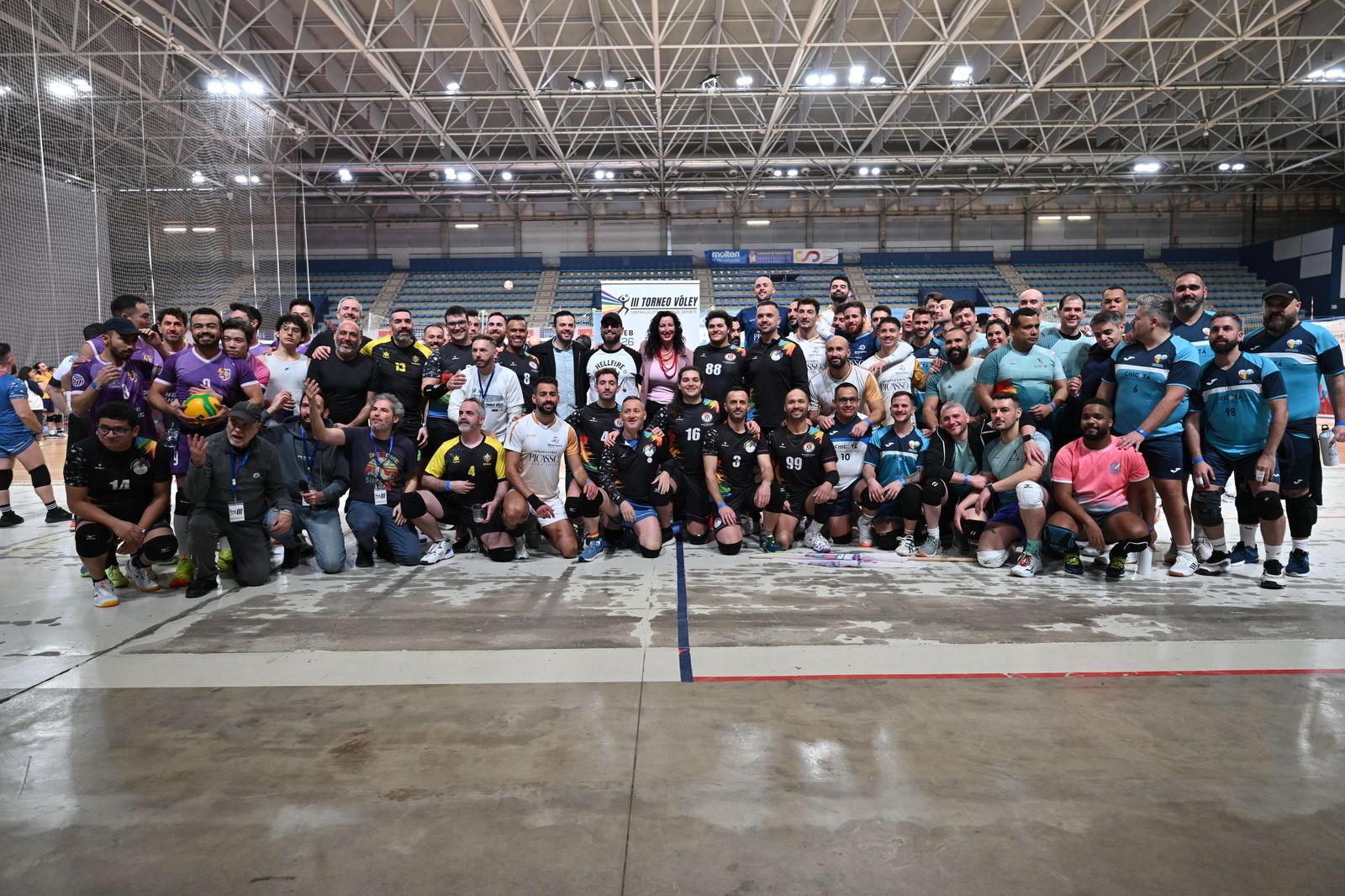 Foto con varios de los equipos participantes antes del comienzo de la competición celebra en el Palacio de los Juegos Mediterráneos.