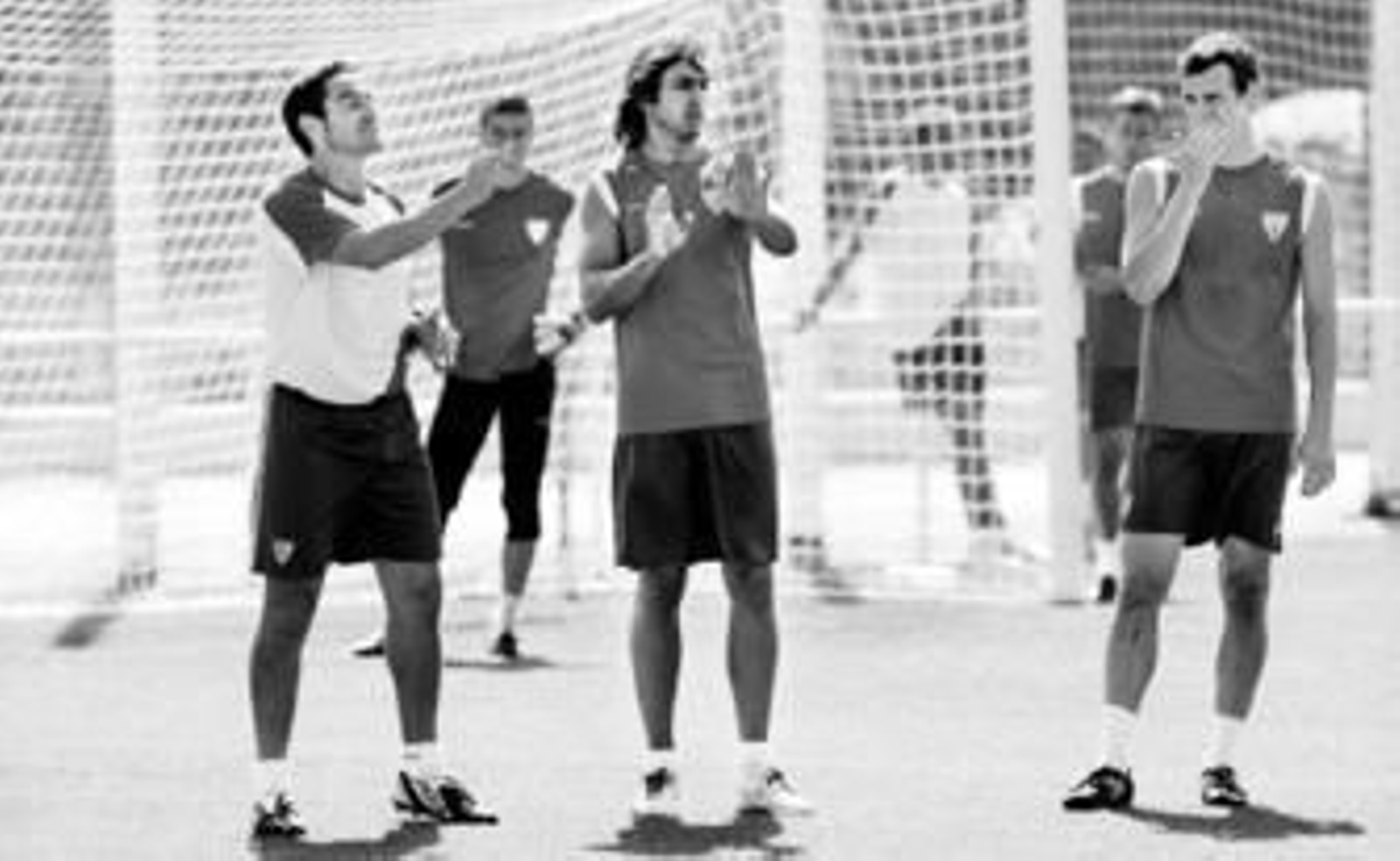 Javi Navarro, a la par que Manolo Jiménez, ejerce como profesor durante uno de los ejercicios.