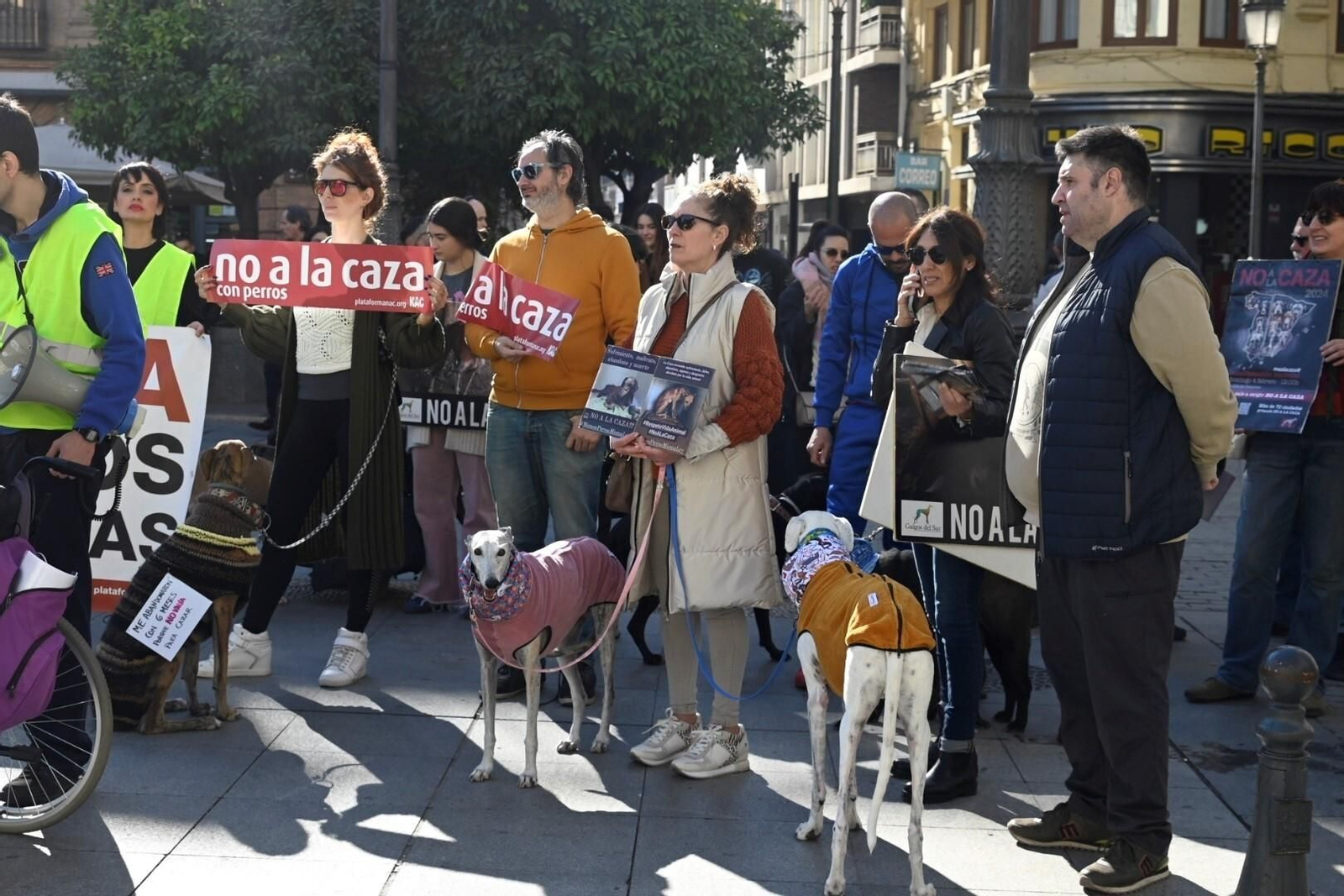 La manifestación para acabar con la caza con perros en Córdoba, en imágenes