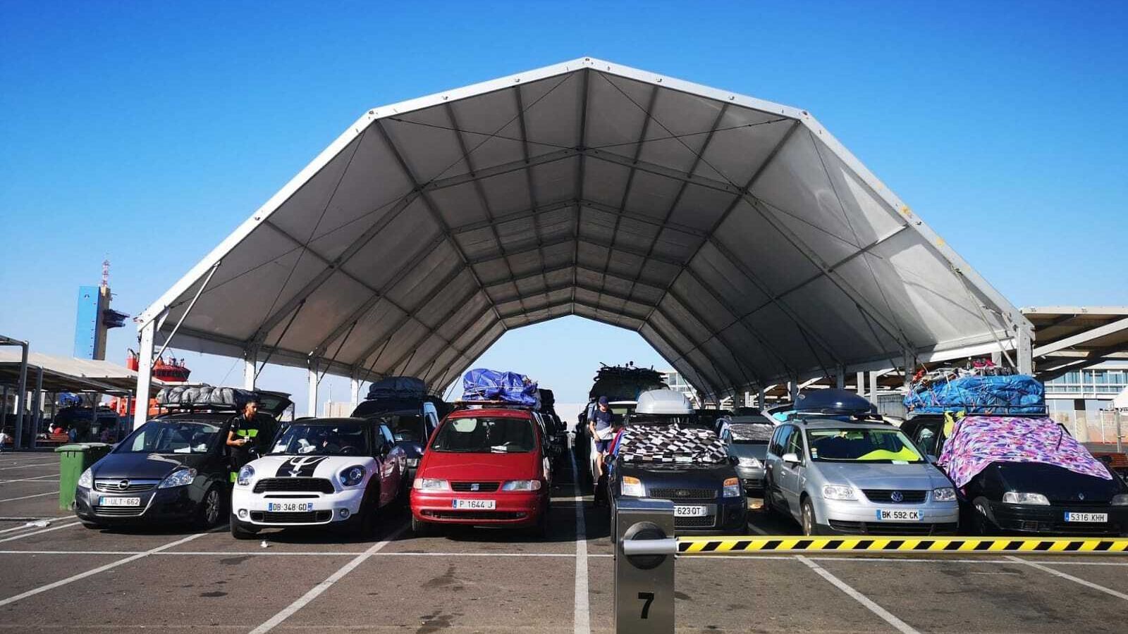 Concluye la instalación de carpas para las zonas de sombra en los aparcamientos