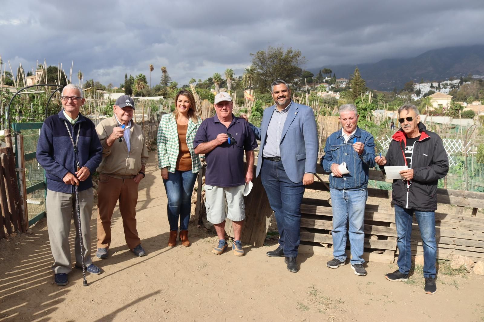 La entrega de los huertos urbanos a pensionistas del municipio.
