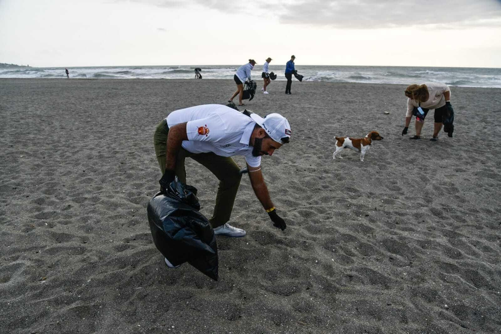 Los voluntarios recogen residuos en Torreguadiaro.