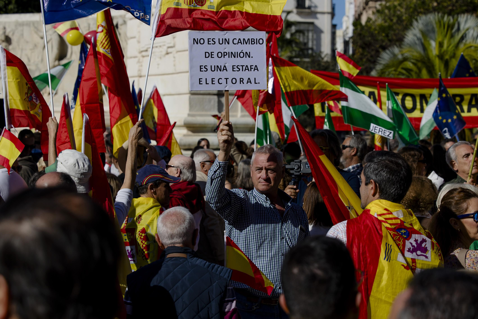 La concentración contra la amnistía en Cádiz en imágenes.