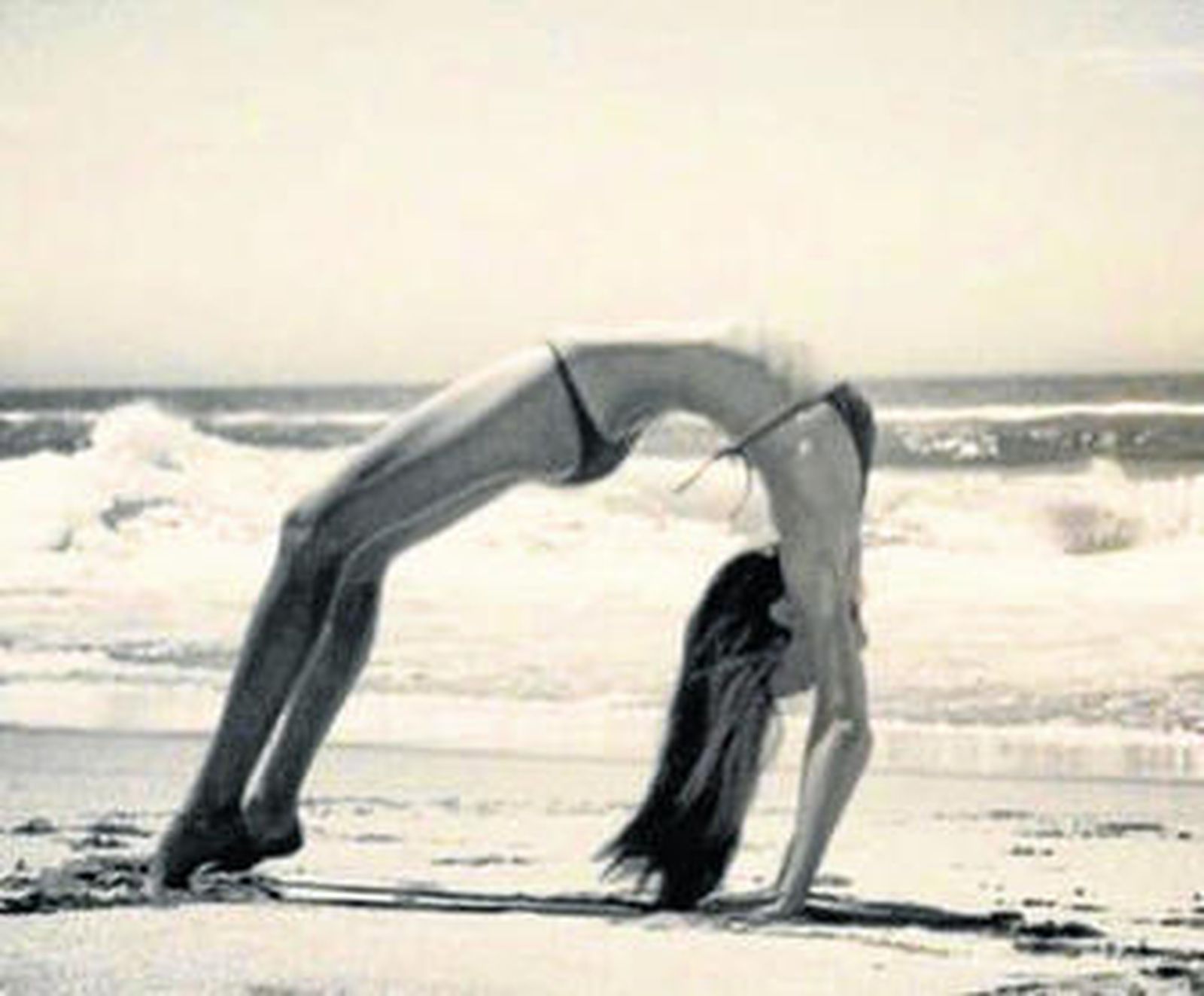 Miranda Kerr alardea de flexibilidad gracias a hacer yoga