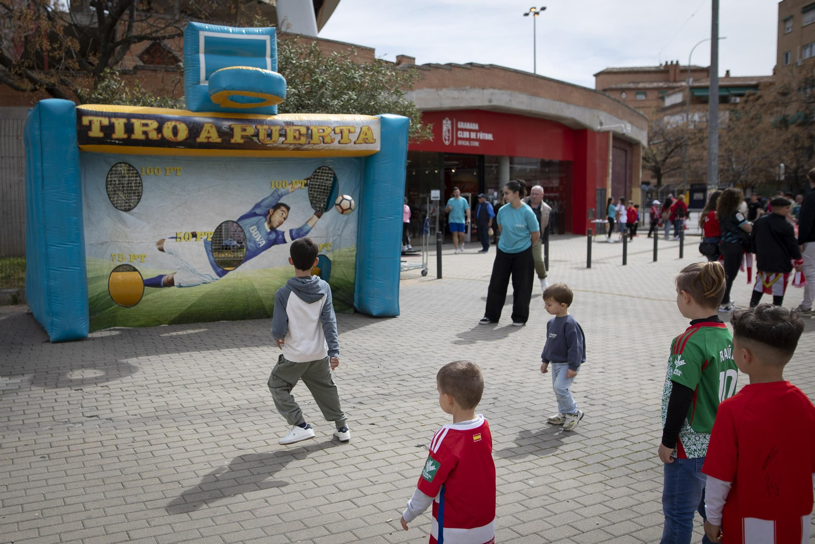 Encuéntrate en el recibimiento al Granada y la grada de Los Cármenes