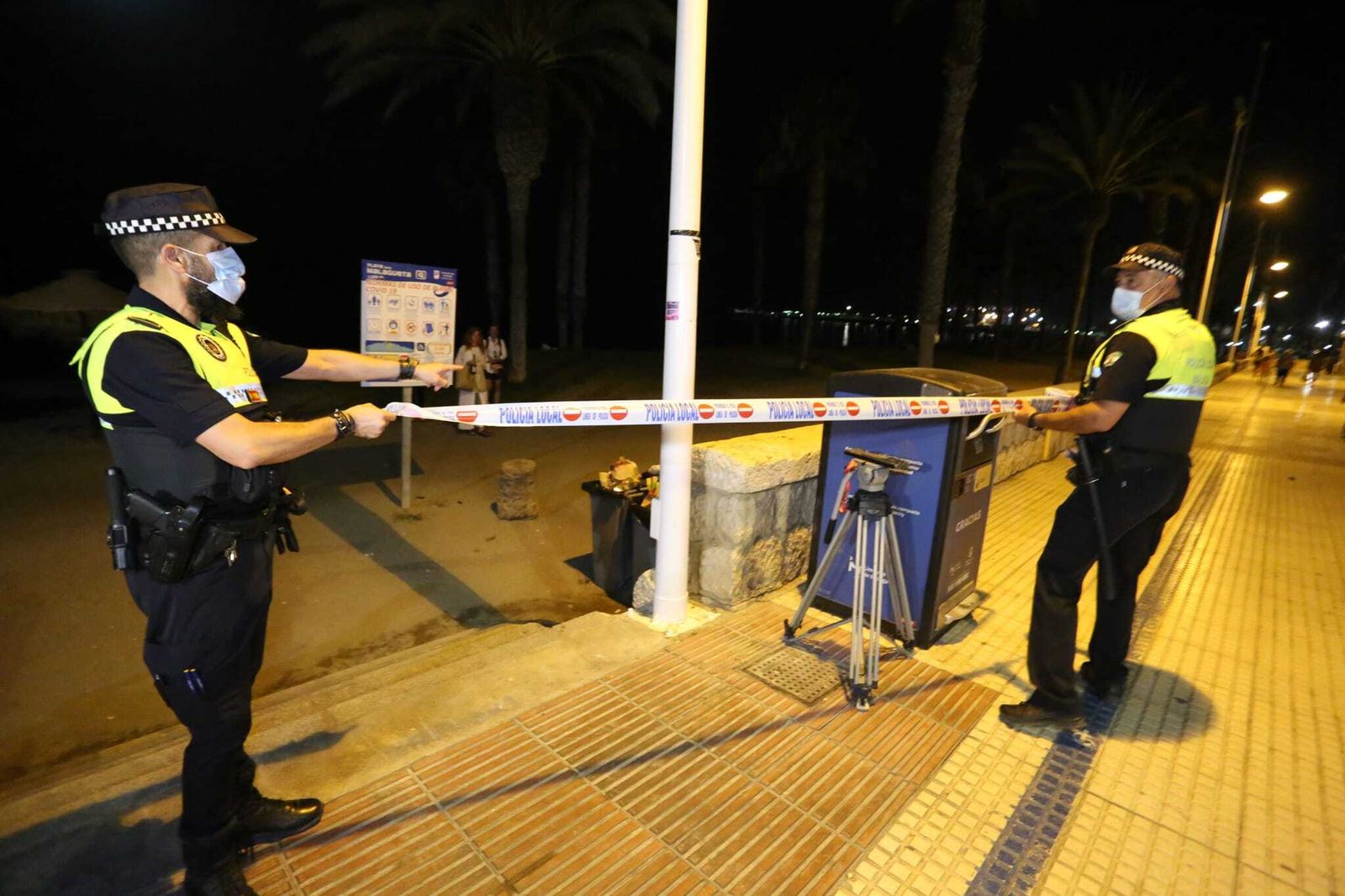 Fotos: Primera noche de cierre de playas en Málaga