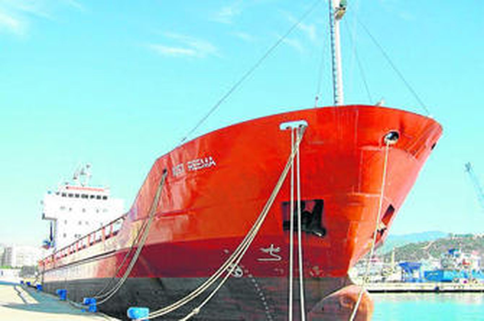 Mercante 'Just Reema' amarrado en el espigón pesquero Norte.