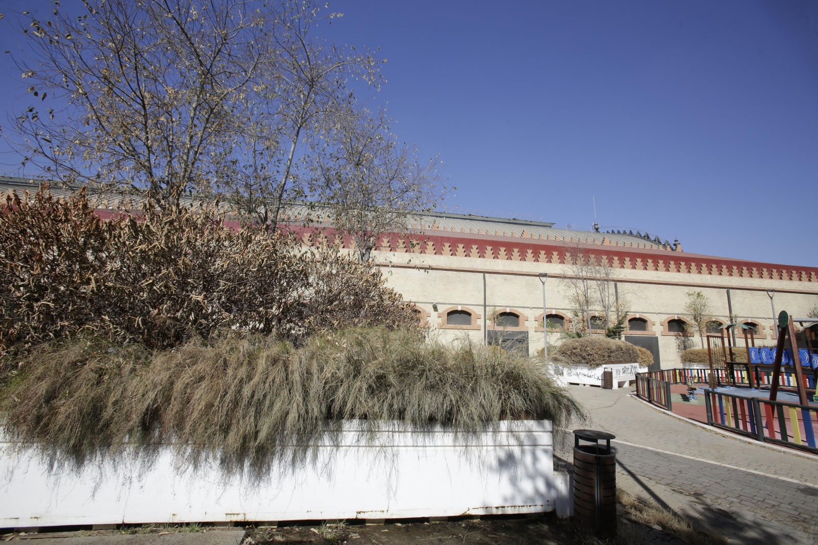 Abandono y mal estado de la plaza entre Mercadona y Plaza de Armas