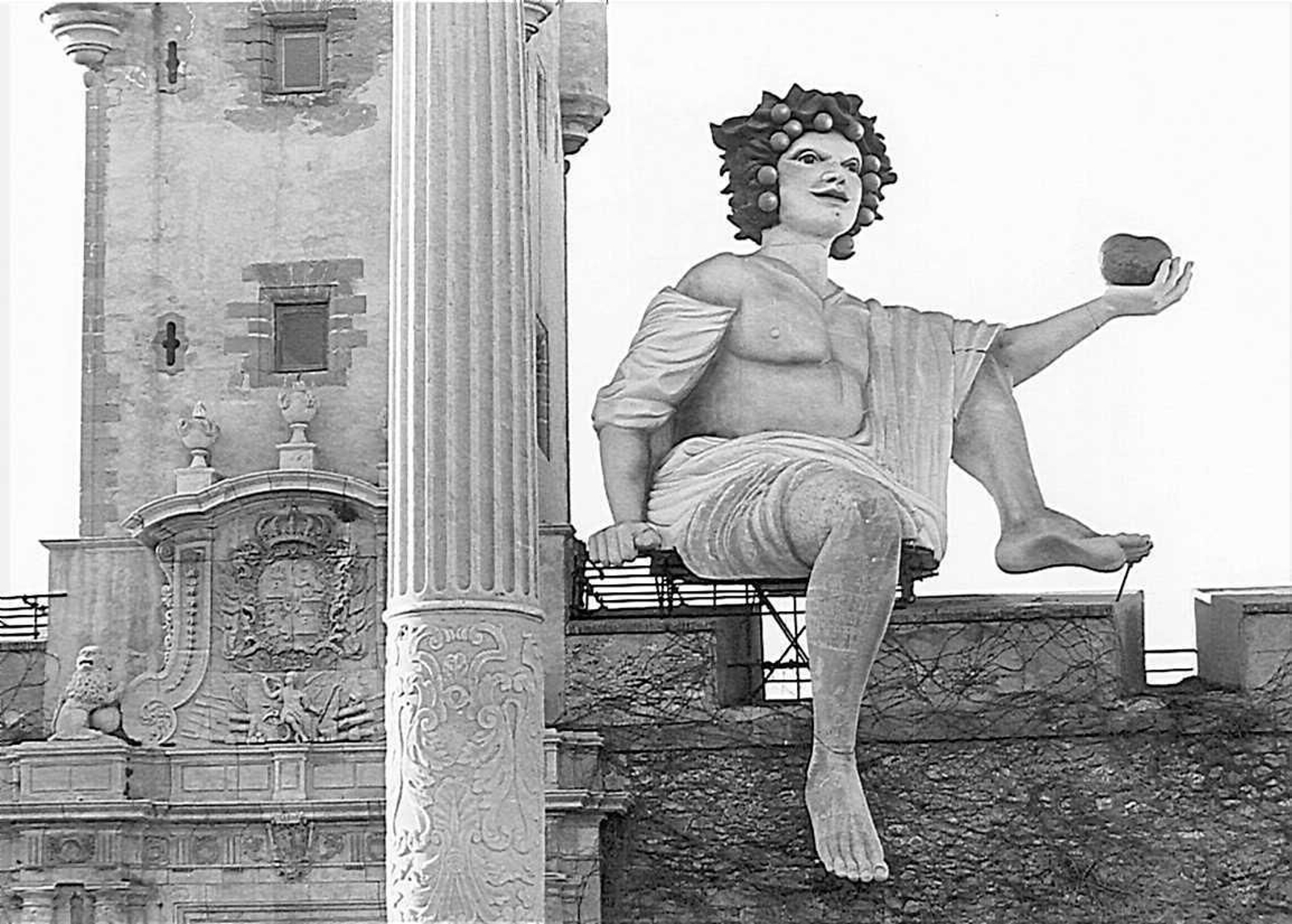 Muy de Carnaval. Unos sorprendentes que ha tenido el torreón de la Puerta de Tierra de Cádiz
