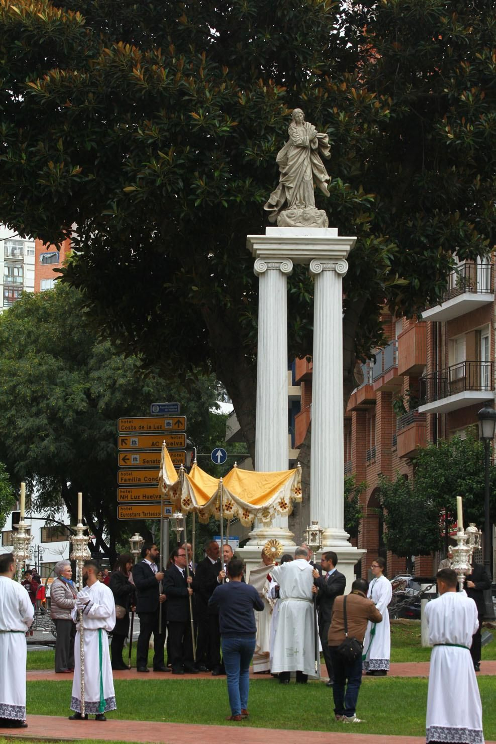 Procesión Solemne  de la Hermandad de La Vera Cruz, con el Santísimo Sacramento.