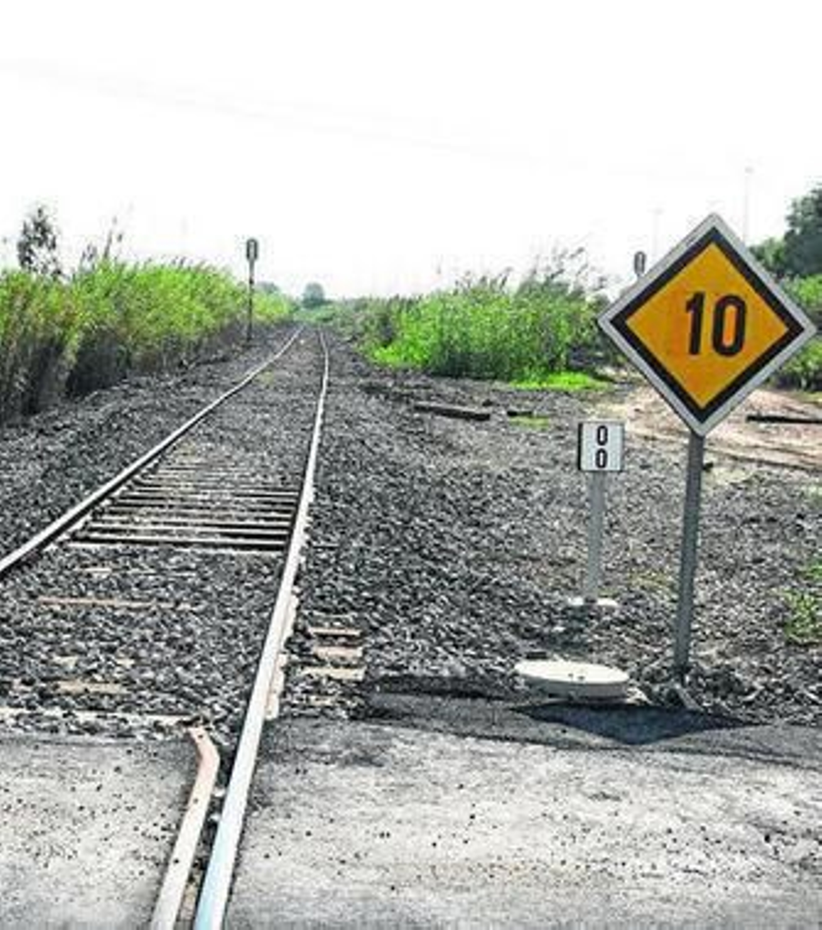 Paso a nivel de un tramo de vías ferroviarias. Paso a nivel de un tramo de vías ferroviarias.