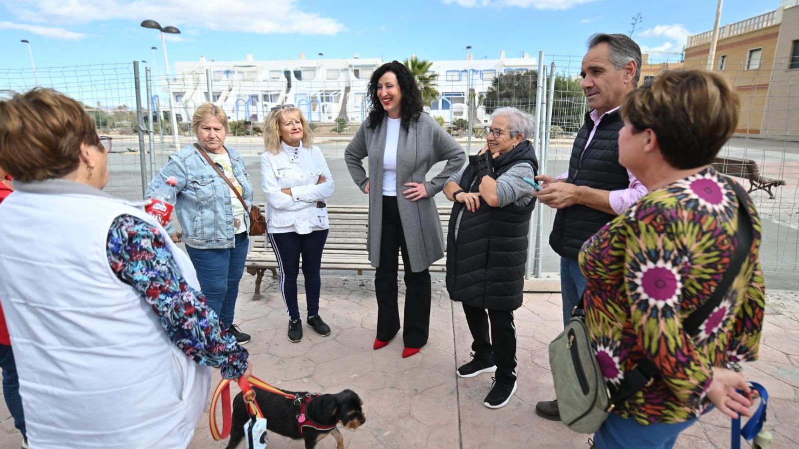 La alcaldesa y el concejal, con vecinos de Cabo de Gata.