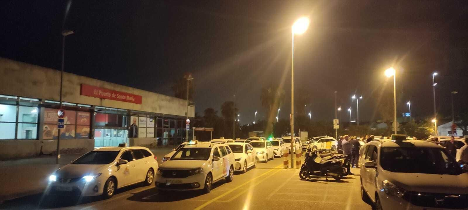 Los taxistas, concentrados esta madrugada en la estación tras marcharse de la parada de la feria.