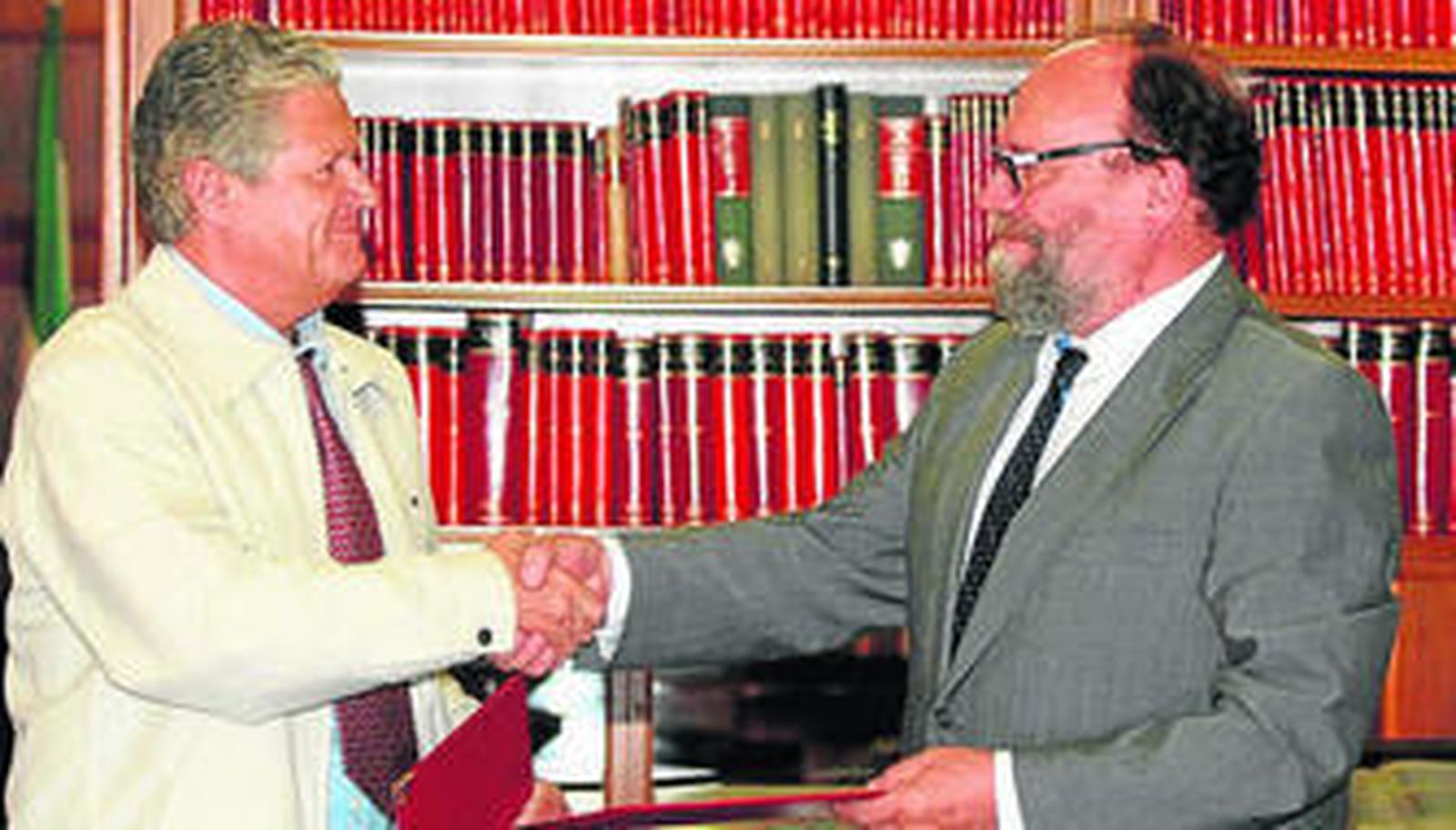 El rector, ayer durante la firma del convenio con la AEPC.