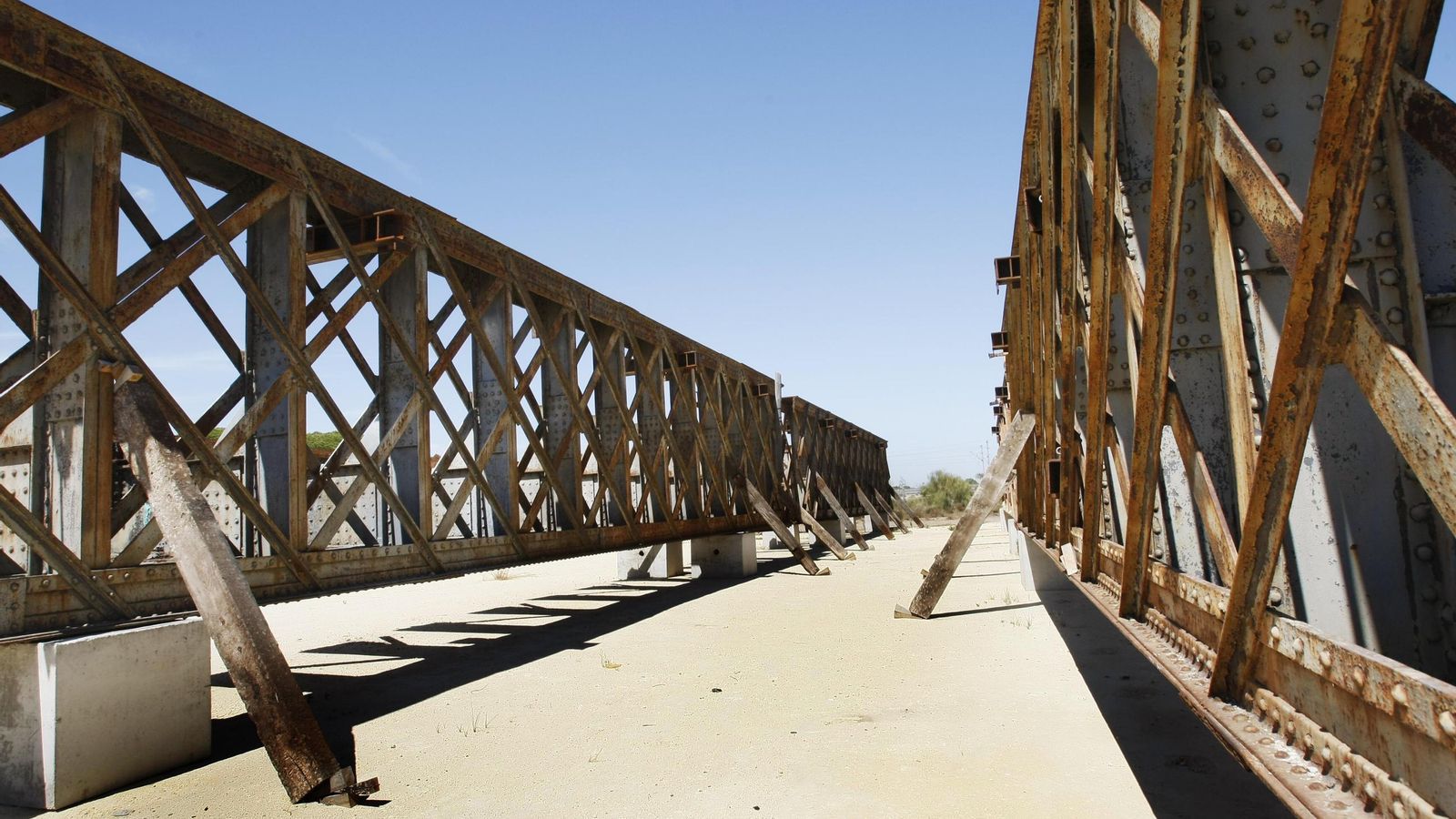 Los tramos del puente de trenes 'de celosía', antes de ser ensamblados en 2008.