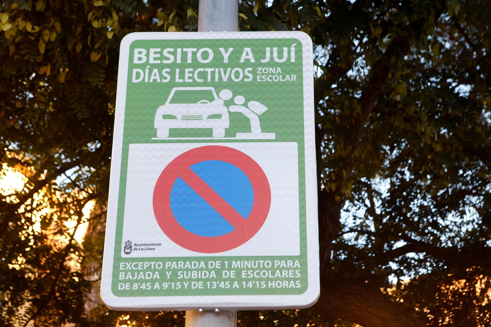 Las fotos del viral "Besito y a juí" para aparcar en los colegios de La Línea