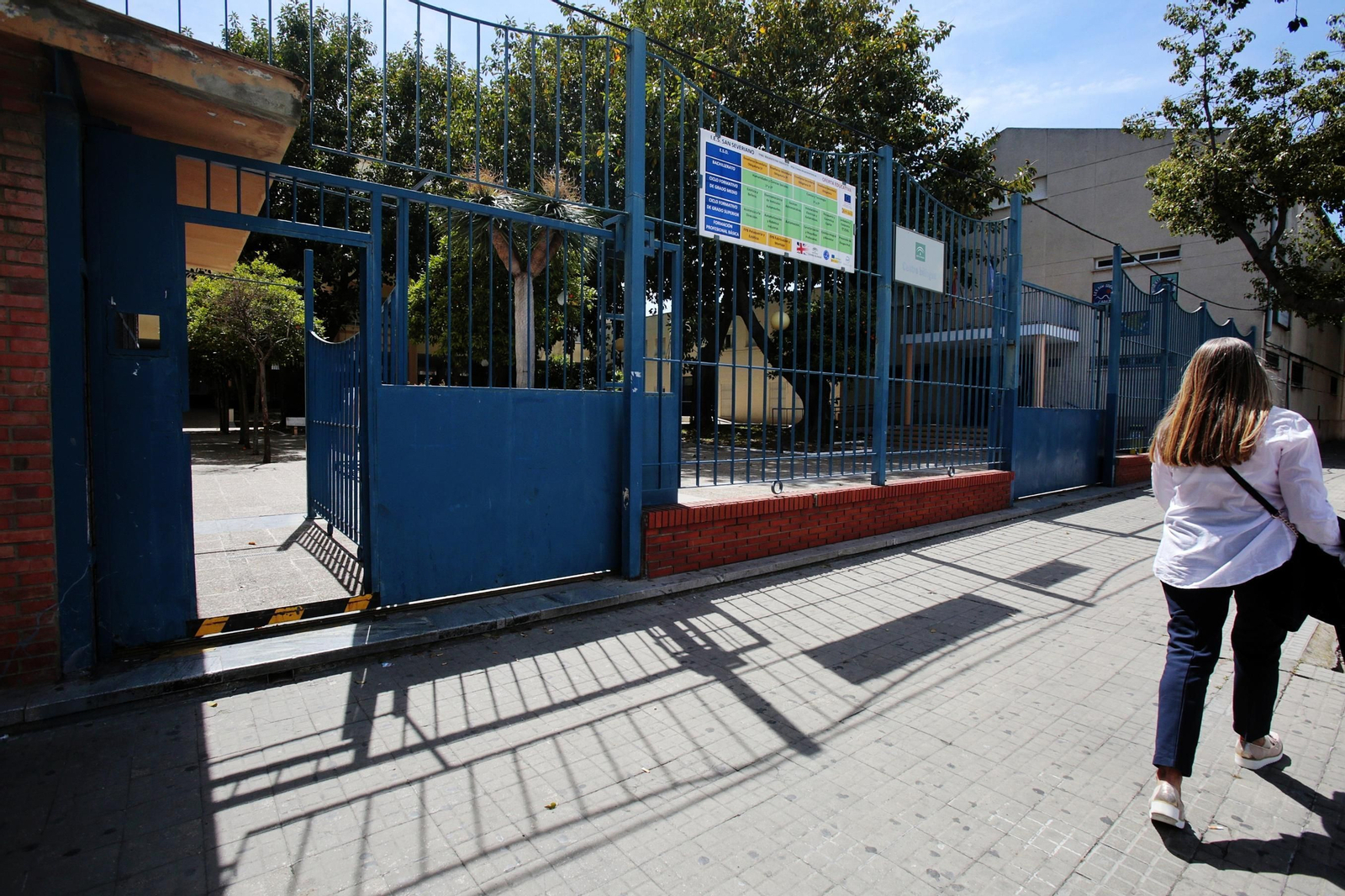 Puerta principal del IES San Severiano.