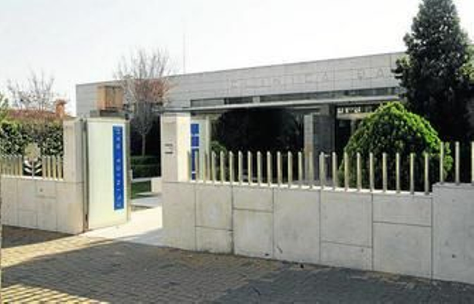 Acceso principal a la clínica Bau, en la avenida de El Brillante.