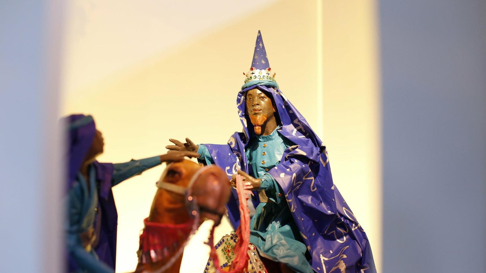 Uno de los Reyes Magos con corona de mago.