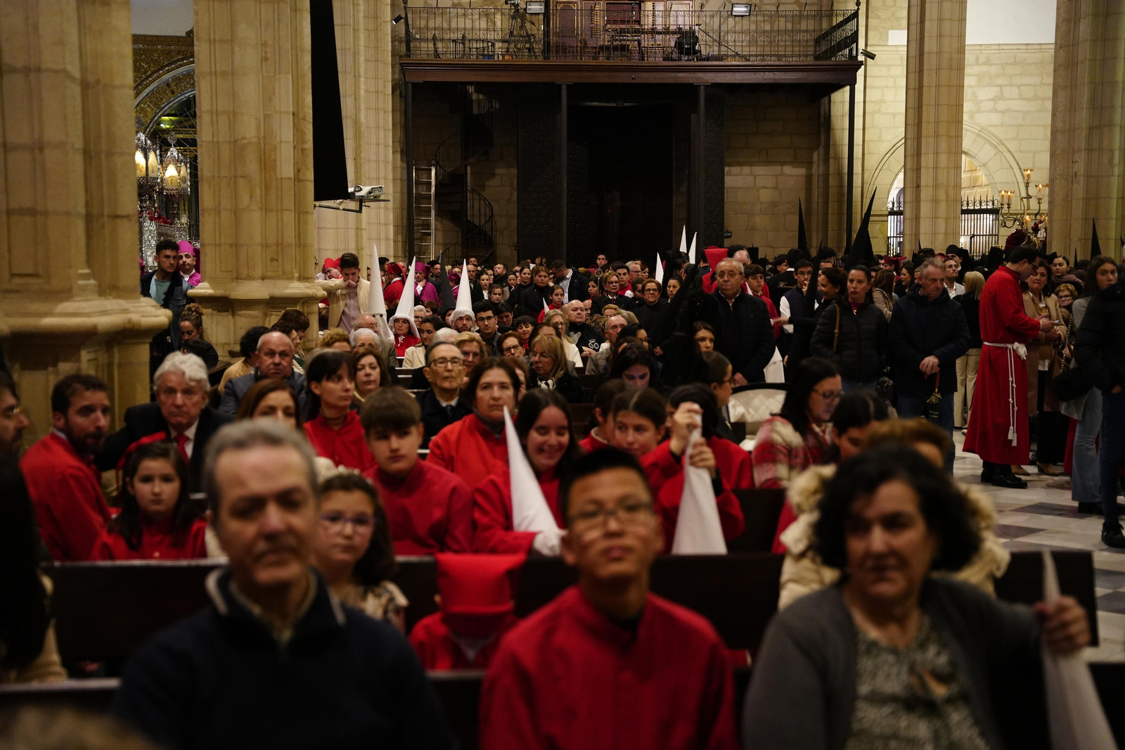 Martes Santo en Lucena: Las procesiones del Carmen, Servitas y Amor y Paz, en imágenes