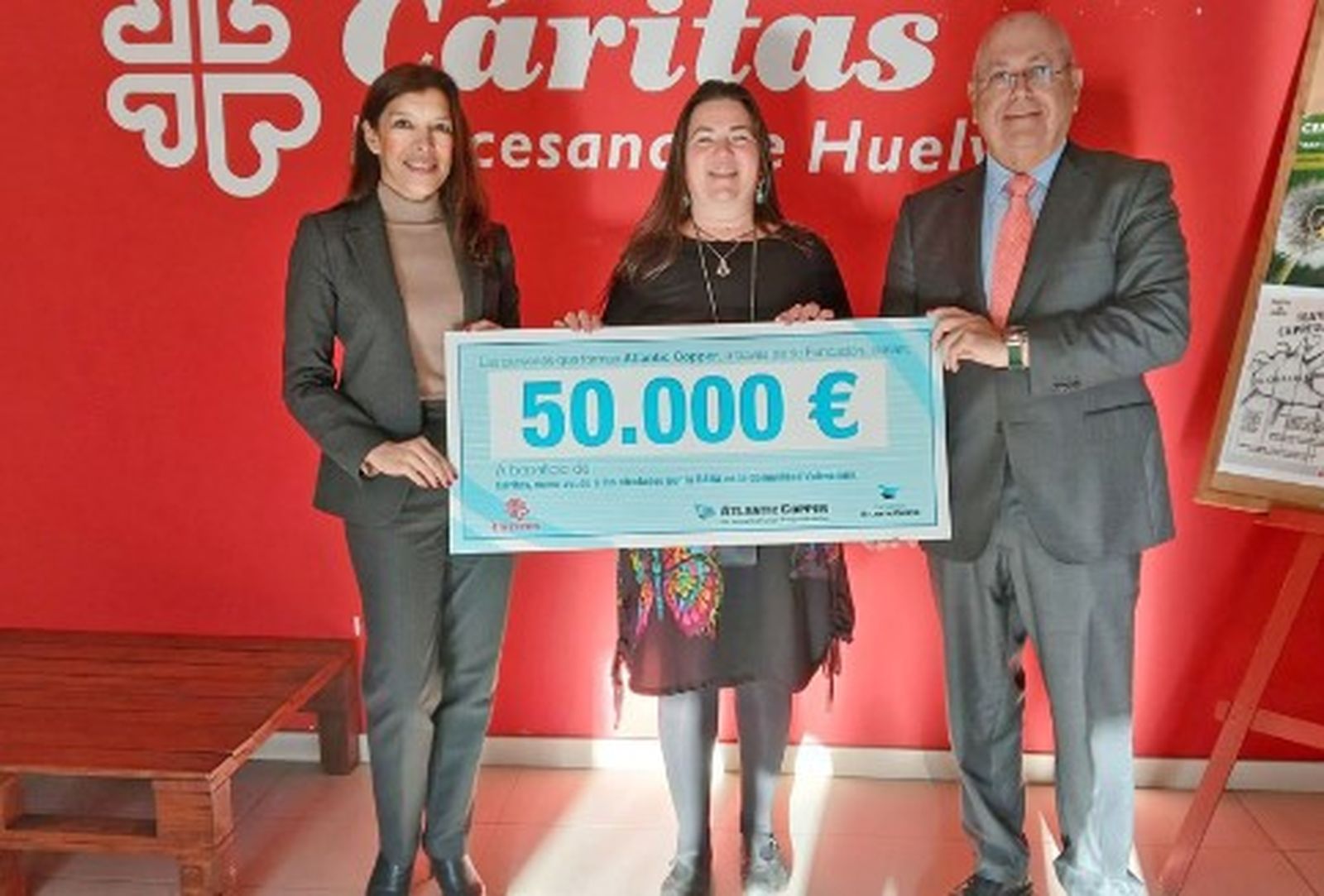 Entrega del cheque a Cáritas Diocesana de Huelva.