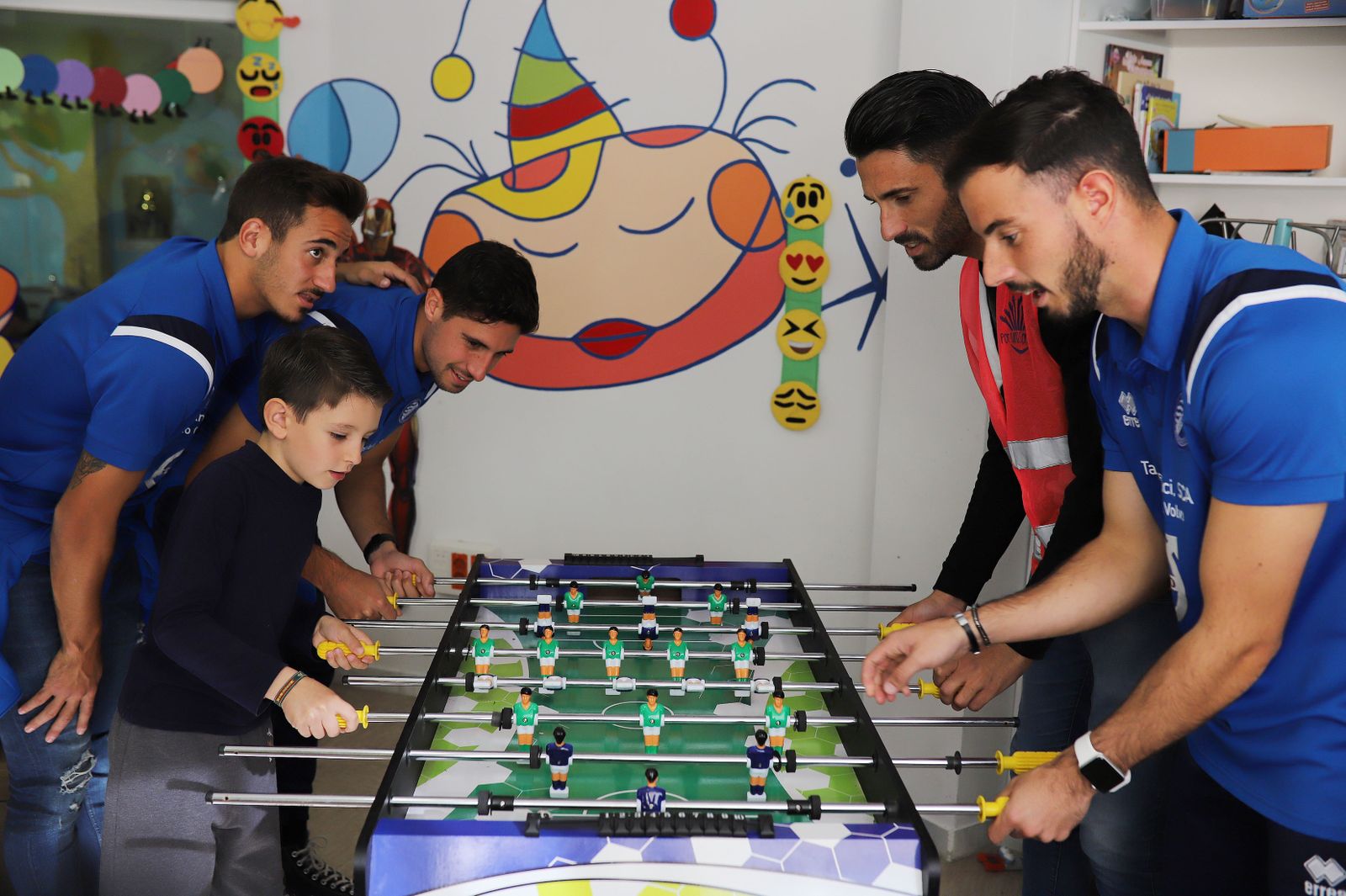 Enrega de regalos a los niños del Hospital del Xerez DFC