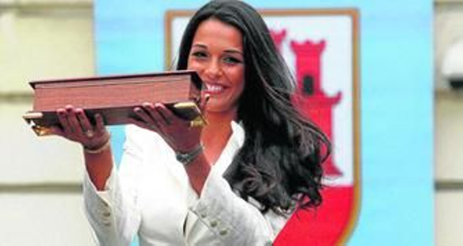 Kaiane Aldorino, ya como Hija Predilecta, sonríe durante la ceremonia celebrada ayer.