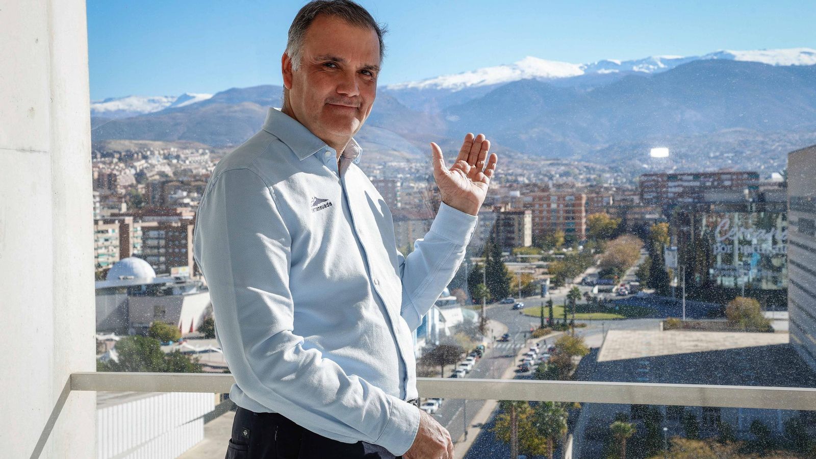 Jesús Ibáñez apunta al Pico Veleta desde Granada