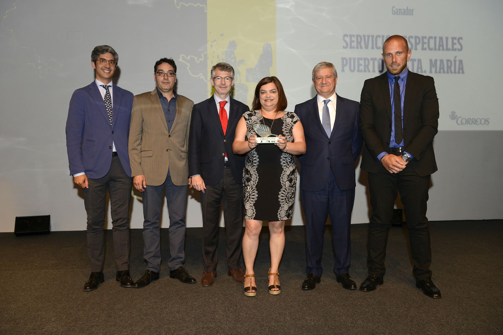 Parte del equipo de Correos en El Puerto, recogiendo su premio.