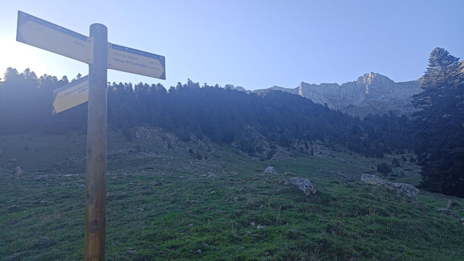 Veremos muchos postes como estos en la etapa.