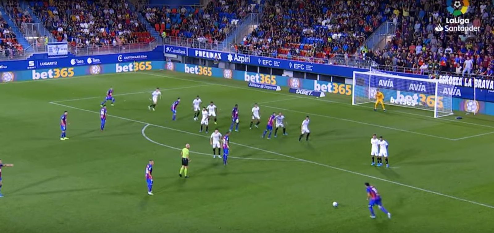 Disposición defensiva del Sevilla en la falta que se convirtió en el 3-2 y que culminó la remontada del Eibar.